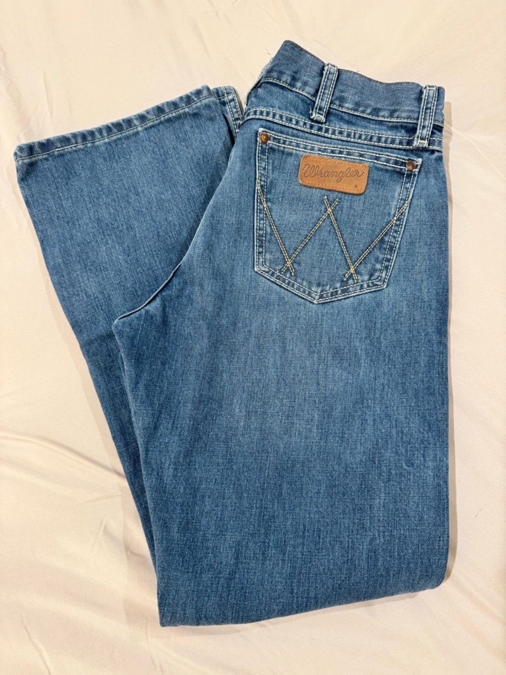 Wrangler Men's Relaxed Fit Jeans - Medium Blue Wash - Picture 2 of 2